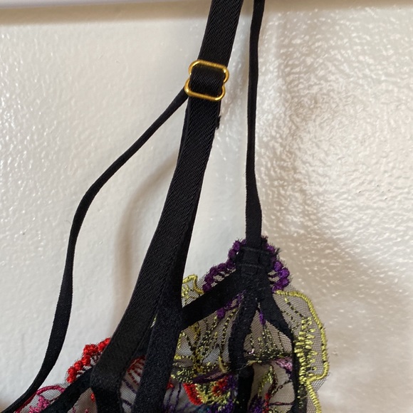 NWOT “Out from Under” triangular lacy bralette size:SP - Picture 6 of 14